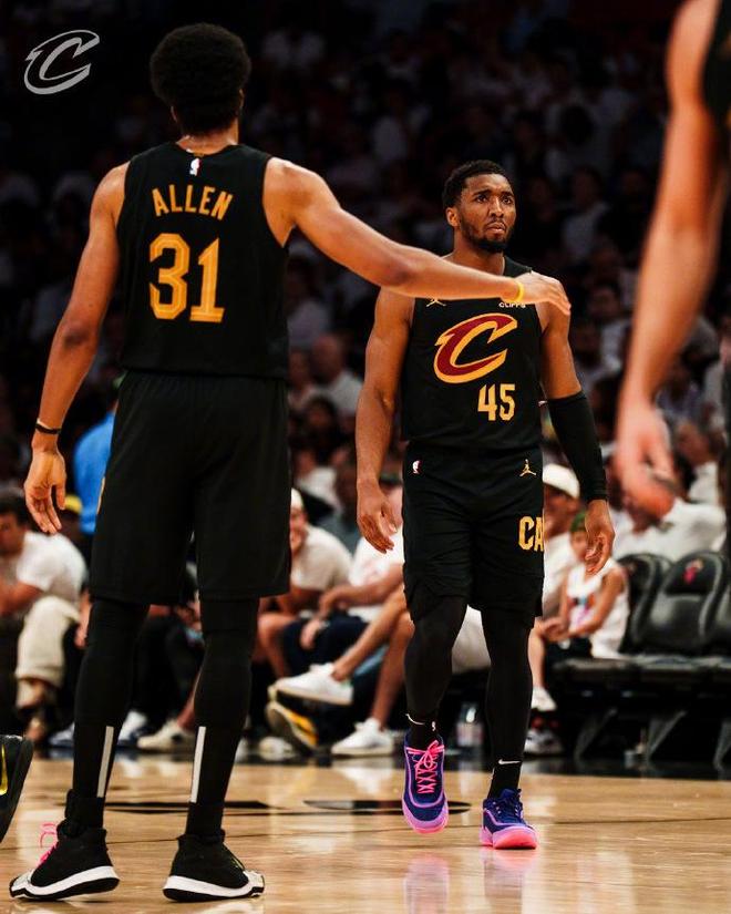 最多领先40分!骑士狂胜热火3-0夺赛点 阿伦22+10热巴22+9